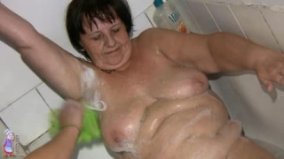 A esta vieja gorda y lesbiana le encanta que la bañen desnuda